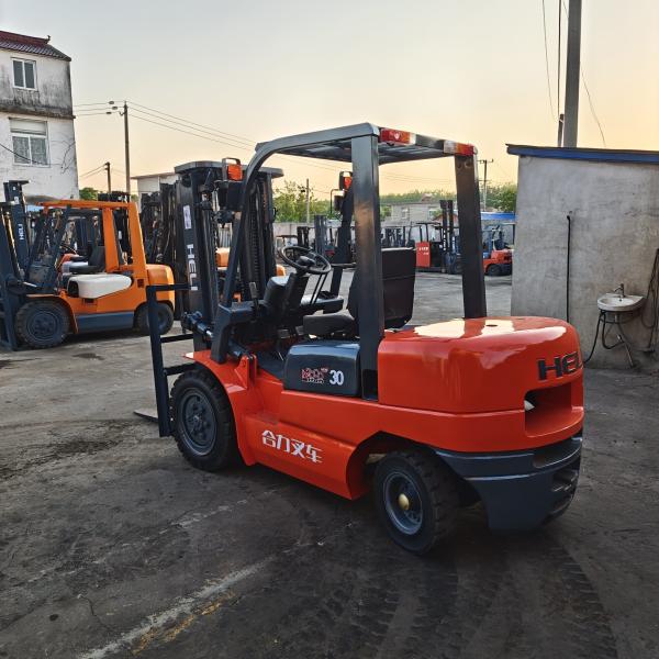 Chariot élévateur diesel Heli 3 tonnes d'occasion, transmission manuelle de qualité industrielle, mât triplex orange, pneus pleins, faible kilométrage