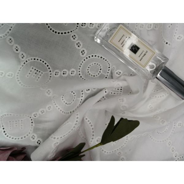 Шнурок картины письма вышил ткани платья младенца ткани отверстии