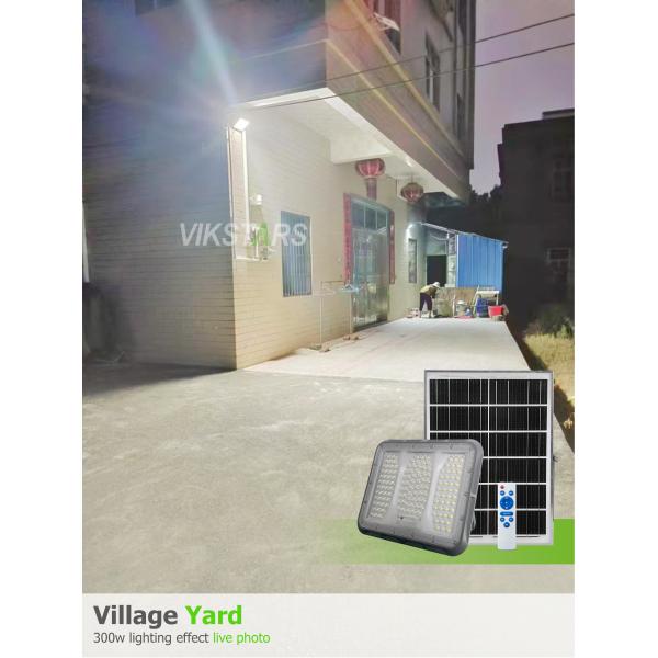Ventas calientes 100W 200W 300W 400W Luz solar de inundación con PC Lente Iluminación rural exterior IP65 Inmune Iluminación solar de jardín