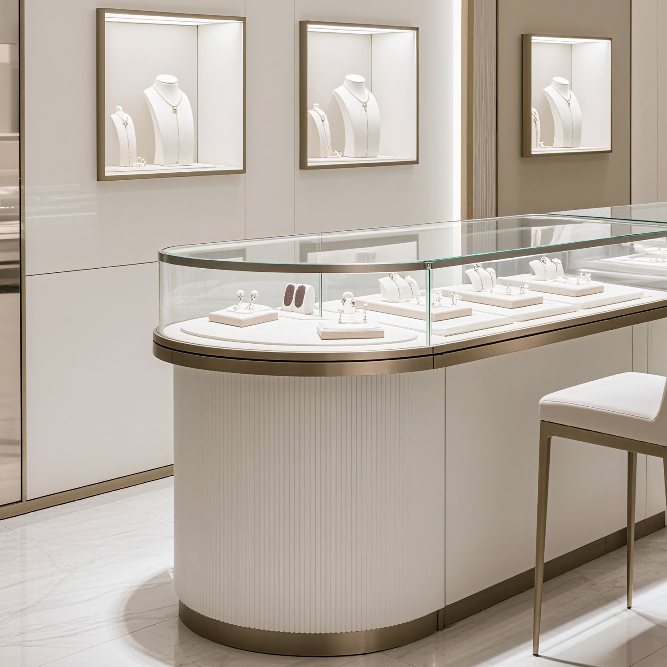 Classic Wooden Jewelry Showcase with Tempered Glass Display and Customizable Options for Professional 3D Shop Design