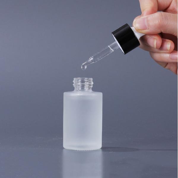 Стеклянные косметические контейнеры плоско взваливают на плечи замороженную косметическую бутылку капельницы сыворотки