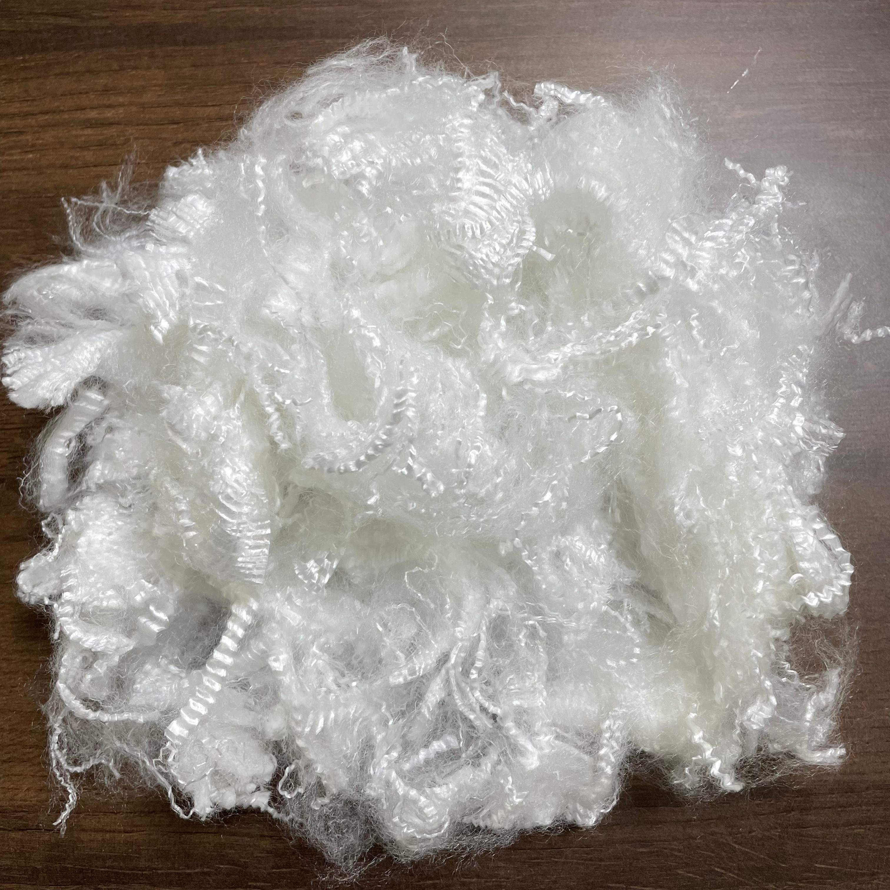 Only 40% of the dosage is needed for low melting point and enhanced hardness. It can be used for bonding clothing, bags and other scenes without the need for glue.