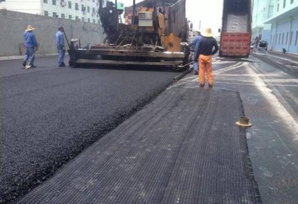 Onsite Inspection 100kn Fiberglass Geogrid Coated Bitumen for Road and Bridge Pavement