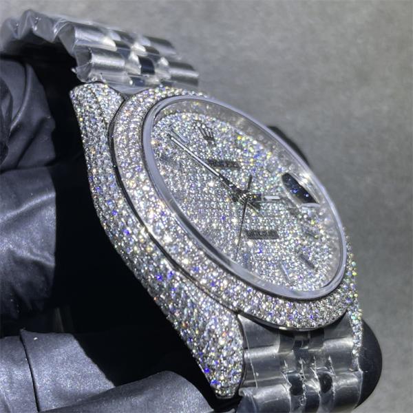 Mão que ajusta os relógios 2824 de Rolex Rolex Datejust do relógio de Moissanite