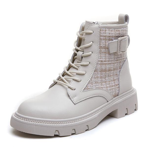 Средний отрезок шнурует вверх по круглым ботинкам кожи пальца ноги