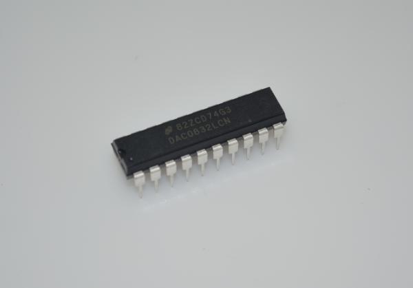 DAC0832LCN 8-Bit Multiplying DAC 1μs Settling Time ±10V Output 20mW Power DIP-20 0°C to +70°C