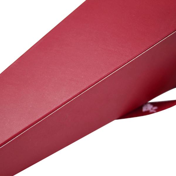 Коробка для упаковки цветов с длинным стволом треугольной формы с лентой и покрытым бумажным материалом