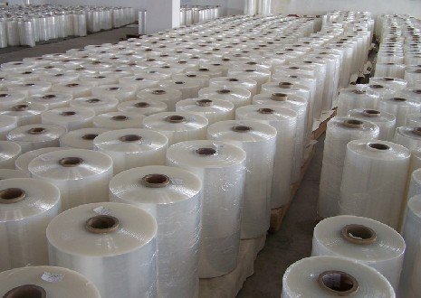 Перемещение прозрачной дешевой ясной одежды LDPE крышки одежд пластиковое кладет сумки в мешки химической чистки на крене