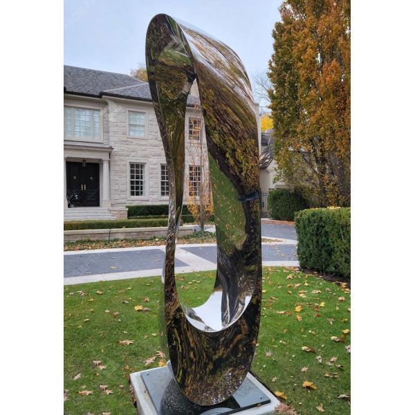 2Скульптура Мобиуса из высокого зеркала.8M из полированной нержавеющей стали в Торонто, Канада