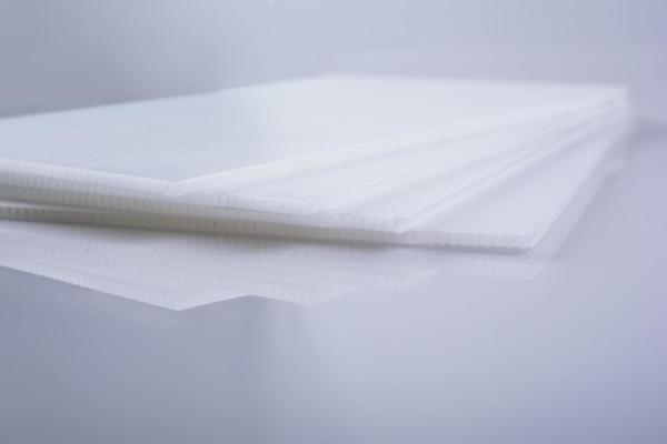 Shakeproof PP Corrugated Sheets Waterproof Lightweight Plastic Sheets White