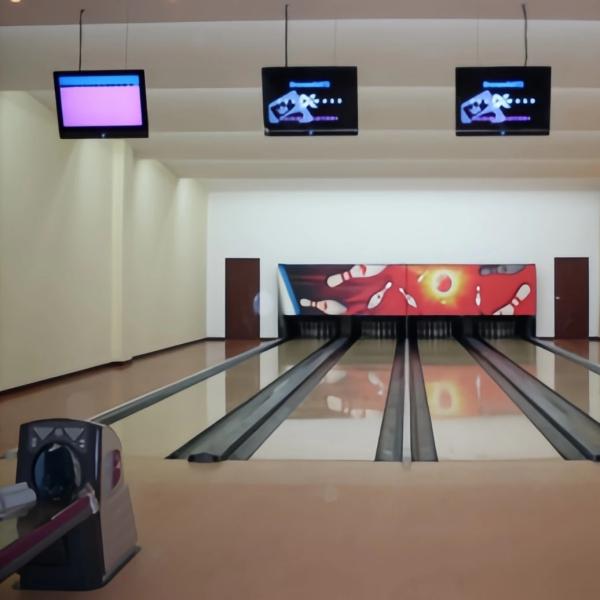 Glow Effect Brunswick Bowling Alley Equipment For Grey Fitness Center