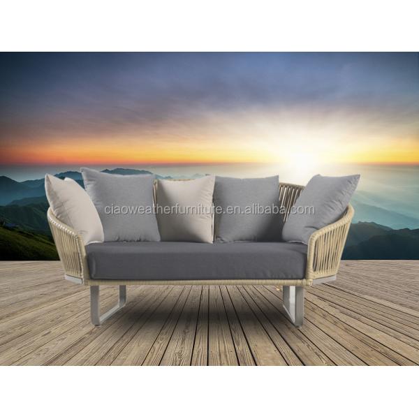 Le canapé de jardin de design moderne en rotin et en aluminium est conçu pour la détente en plein air.