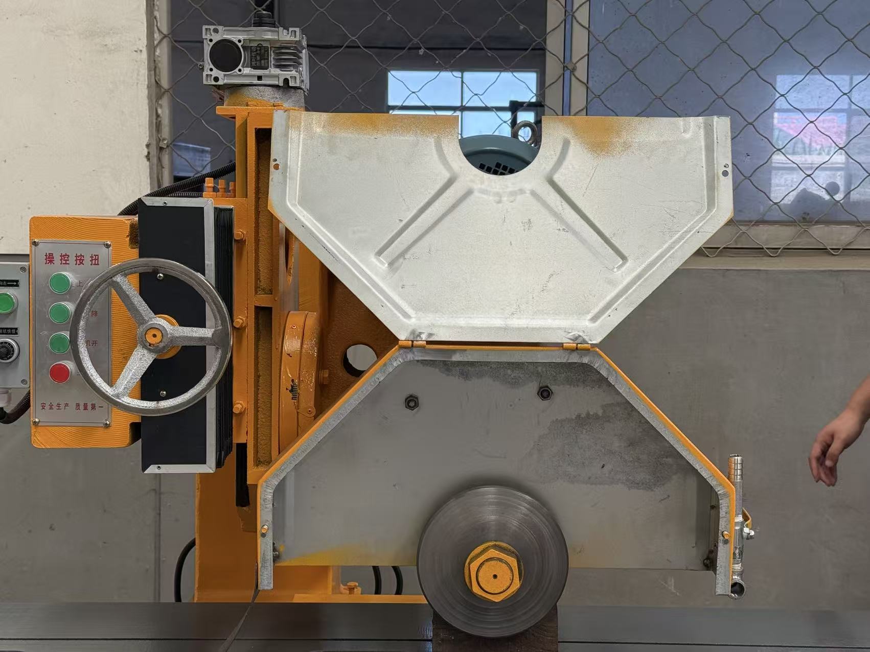 Hand Cranked Saw 11kw 3000*1000mm Supports main functions such as 45 degree chamfering and straight cutting