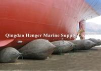 Entrando bolsas a ar de lançamento de melhoramento marinhas do navio para o levantamento do caixão
