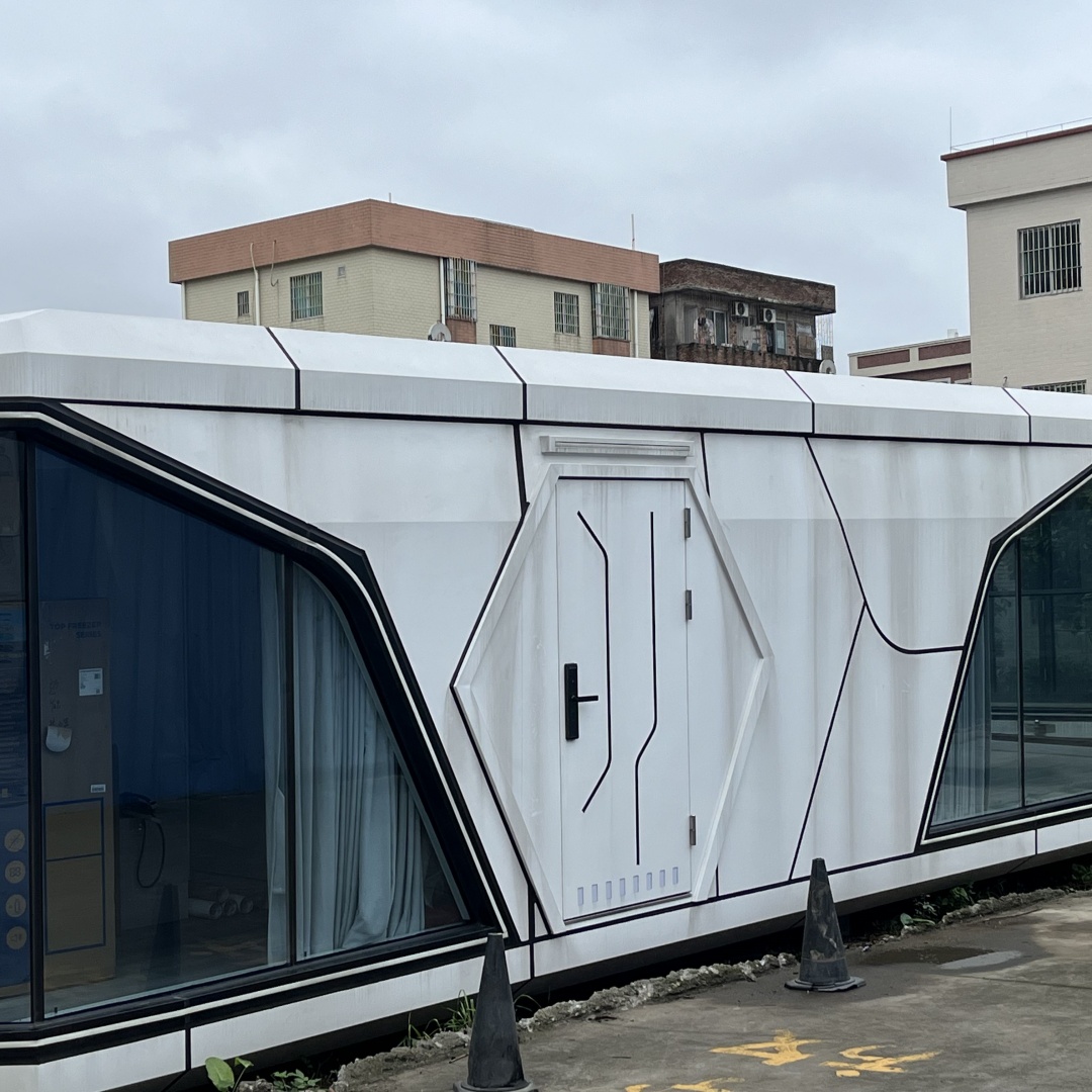 20ft Breathable Modern Design Outdoor Sun Room Hotel Application Container House Sandwich Panel Material Vessel House 2-Year