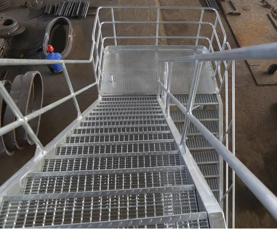 Industrial Hot Dip Galvanized Steel Grating Stair Treads with Non-Slip Nosing and Customizable Sizes