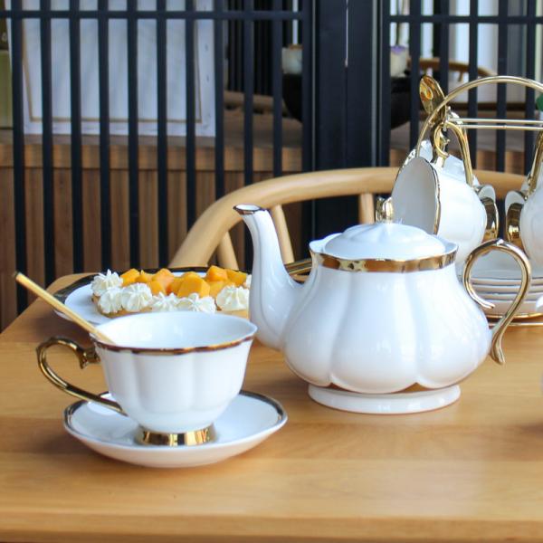 Un ensemble de tasses de café et de thé turcs