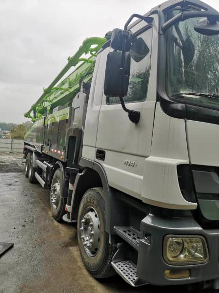 Zoomlion 52m 5 sections pompe montée sur un camion pour le batchage Plaque de voie blanche 13750*2500*4000mm
