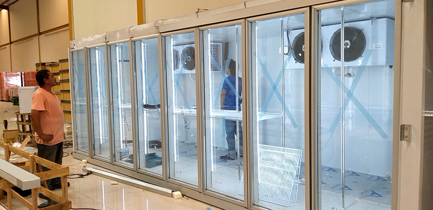 Прогулка супермаркета в холодильнике дисплея складского помещения с полкой