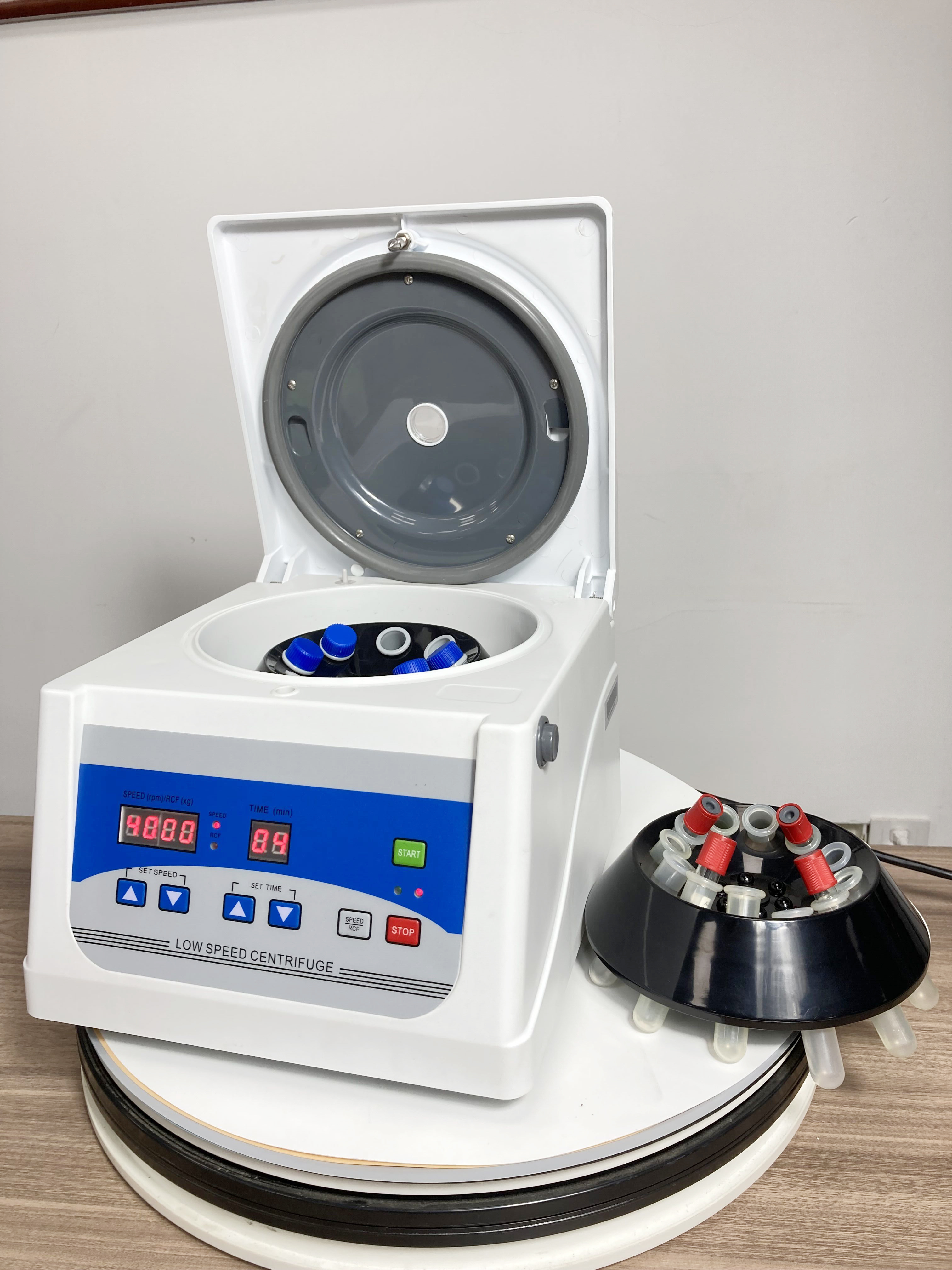 Economic Desktop 4000rpm Lab Centrifuge TD4D 2200xg Compact Size for Small Laboratory and Blood Testing