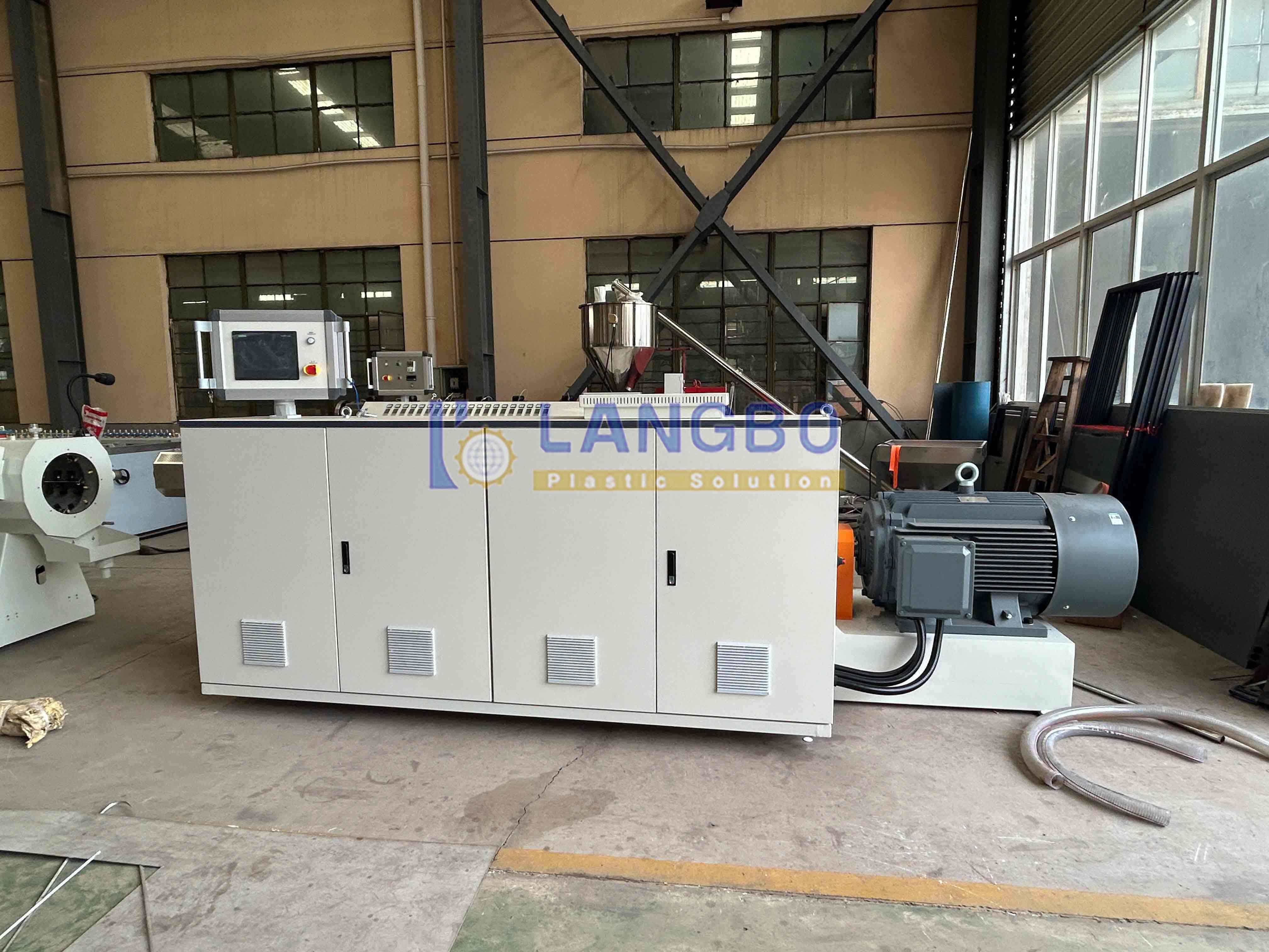 High Output PE Pipe Extrusion Line For HDPE Pipes Sized 75 To 450 Millimeters Featuring Chiller Water Cooling 