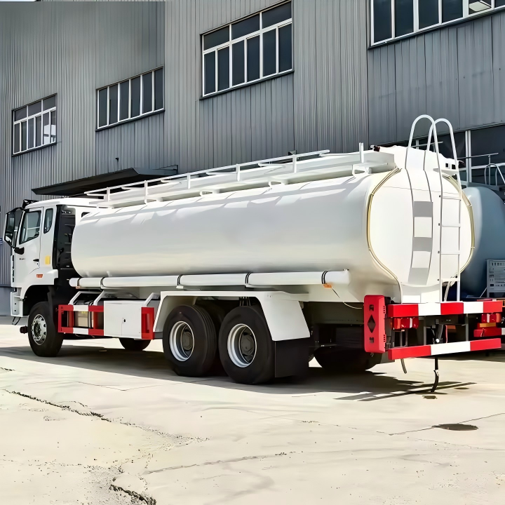 HOWO 6X4 371HP 20000L Fuel Tanker Truck / Fuel Delivery Truck Logo Custom