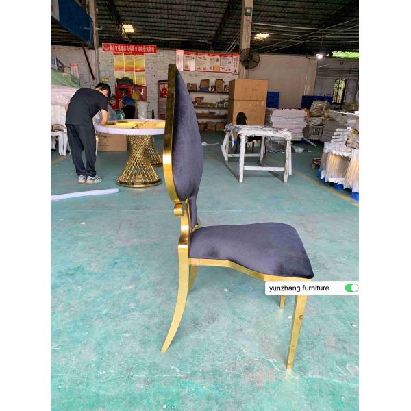 Золотое свадебное кресло, сложная роскошная конструкция, белая подушка.