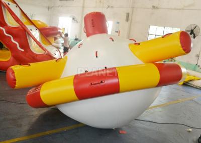 Dos jogos infláveis da água do barco do disco forma louca rebocadora do UFO 2 anos de garantia