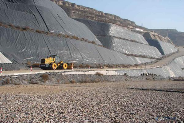 Противоскользящая и эрозионная геомембрана с текстурой из HDPE с колонной точечной структурой