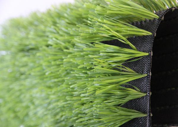 Do relvado artificial da falsificação da grama do futebol resistência de desgaste excelente de vista natural