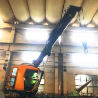 électro plate-forme du piédestal 25t soulevant la grue télescopique de boom