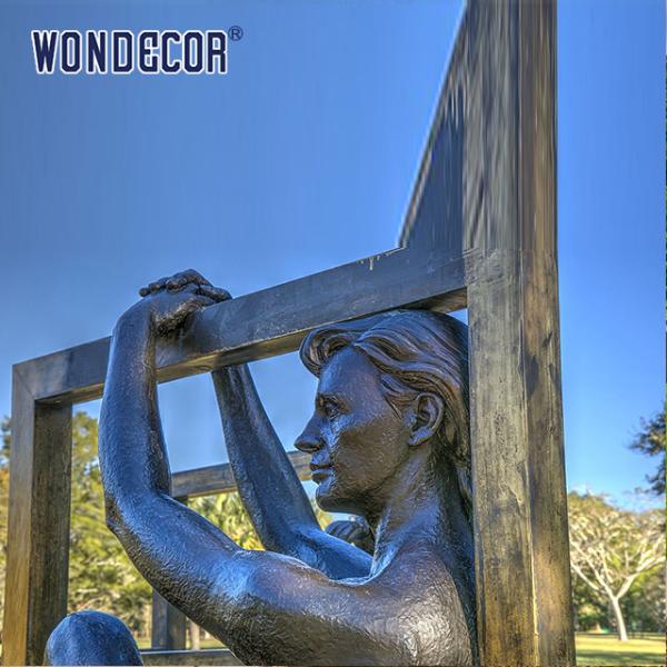 Escultura ao ar livre Estátua de bronze de uma mulher elegantemente sentada