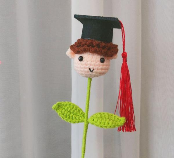 Productos acabados hechos a mano de horquilla, sombrero médico de graduación, ramos de flores con motivos de niños, niñas y animales, ramos de flores de lana escolar de punto y de horquilla