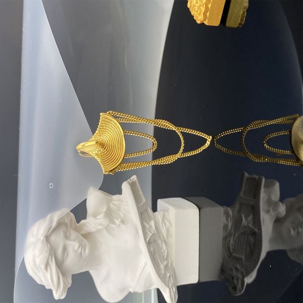 Delicados pendientes de flores de plumeria de oro de 18 caratos