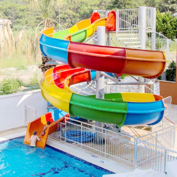 Exciting Fiberglass Pool Slide With Water Spray Safety Handrails For 1-2 People