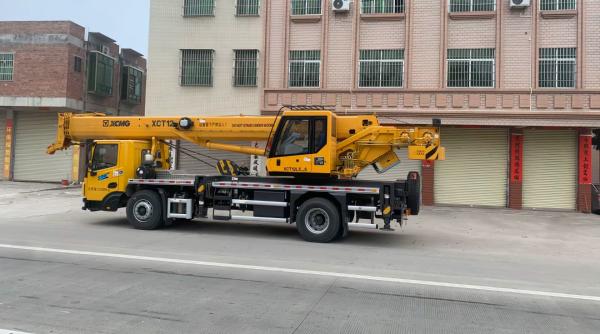 12 Ton XCMG Five Section Telescopic Boom Truck Crane XCT12L5-5 Construction Equipment