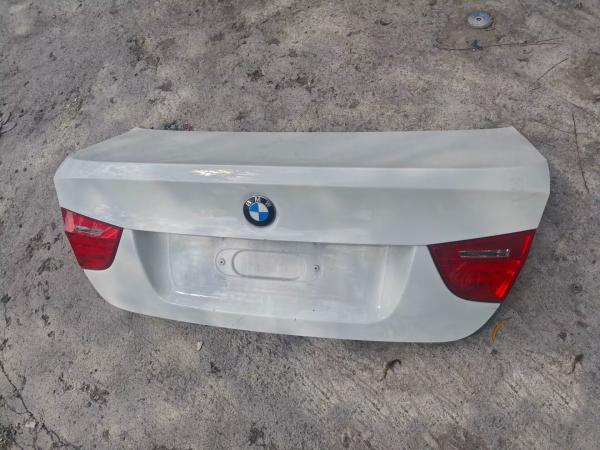 B-M-W 3-Série 320 E90 Coque arrière utilisée