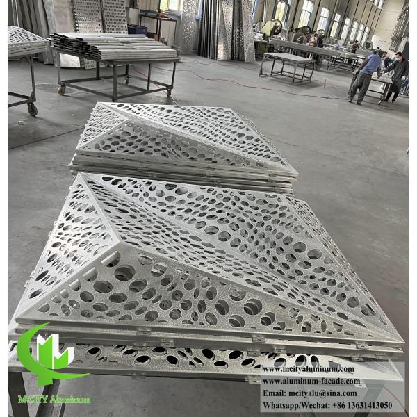 Système de façade en feuille d'aluminium en forme 3D revêtement métallique perforé
