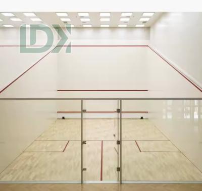 Salle de squash durable avec mur frontal en verre trempé et éclairage