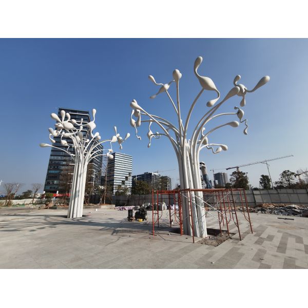 Luxury Oasis Metal Tree - Sand-Proof Polish & LED Glow for UAE Atriums Solar Light Integration for Eco-Malls