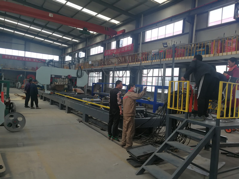 Гидравлическая автоматическая машина ленточной пилы CNC, лесопильные заводы большого оркестра к древесине разделочной доски