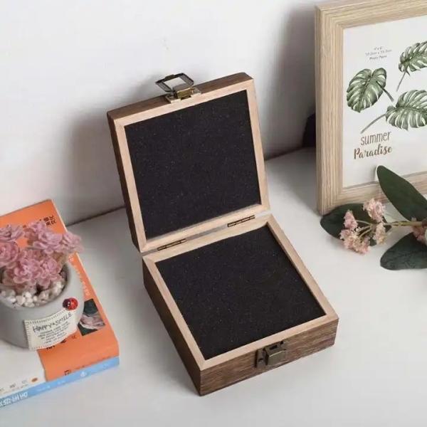 Une boîte à bijoux en bois très pratique.