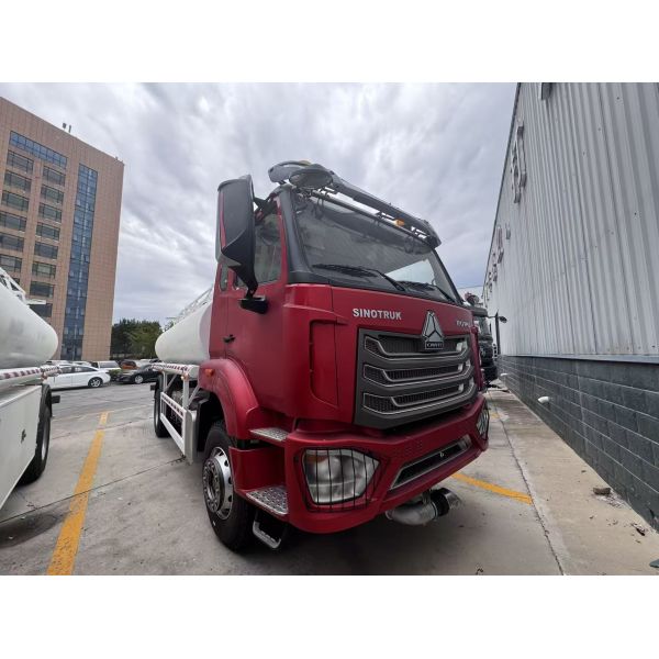 SINOTRUK HOHAN New HOWO Oil Truck Fuel Tank 4x2 Lhd Euro2 White and Red