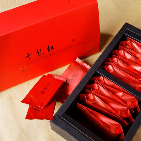 Thé noir organique fumé fermenté de Lapsang Souchong avec la sécheresse de pinède