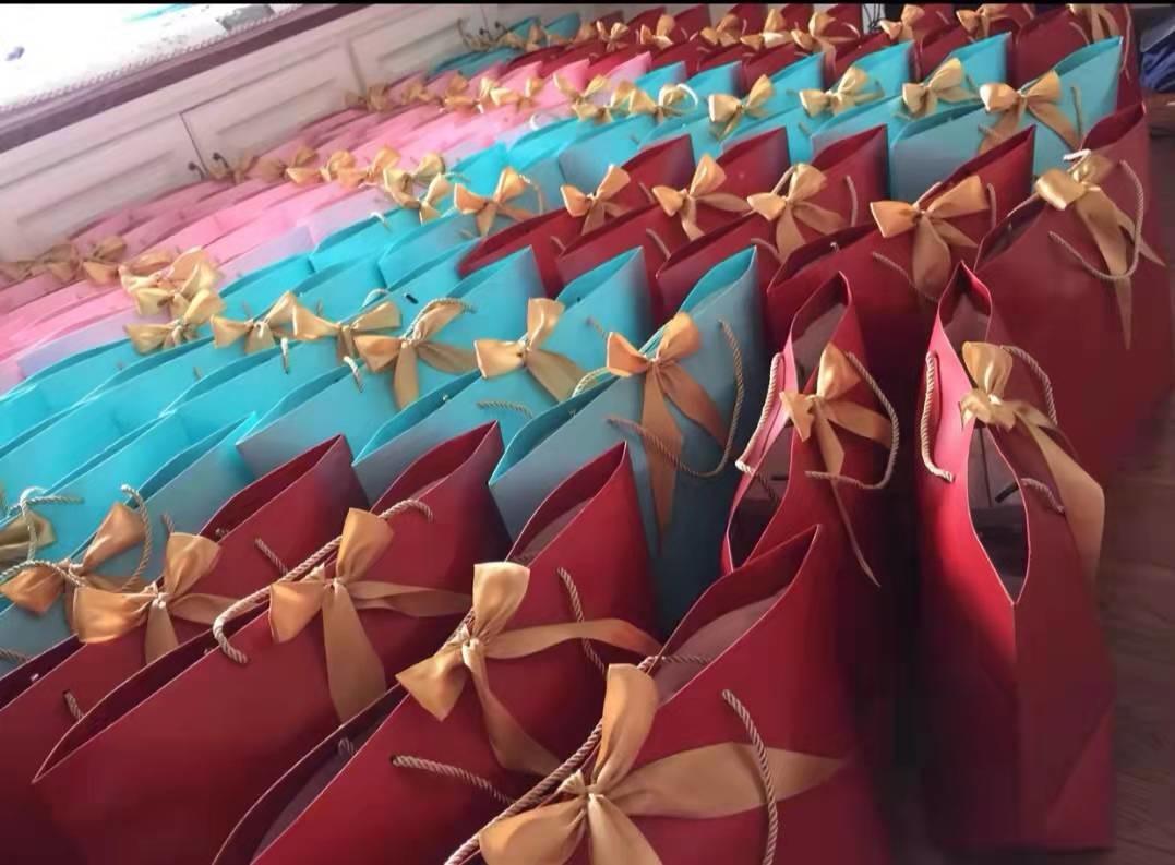 Сумки подарка бумаги Bridesmaid цвета 250gsm ODM Pantone 25*37*11cm