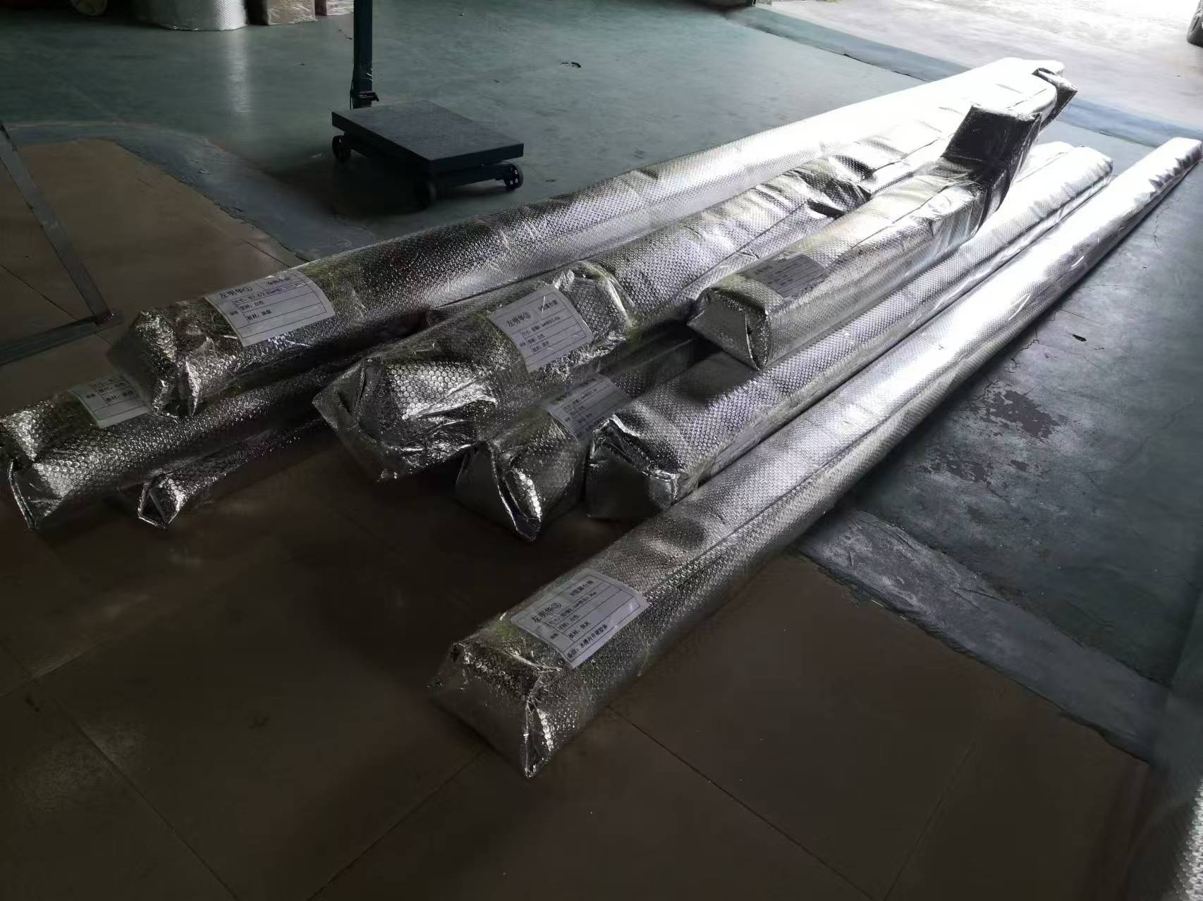Угловой поликарбонатный карпорт с ультрафиолетовой защитой создает идеальное наружное пространство