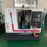 Machine à faire des fentes en acier