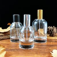 Le jet de luxe rechargeable en verre de parfum met 30 50 100ml en bouteille