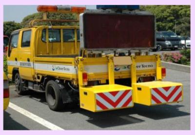 Atenuador 2.0t montado do tráfego caminhão amarelo