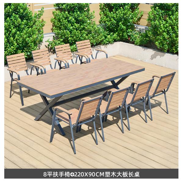 Tableau et chaises en WPC (composite bois-plastique) pour l'extérieur: imperméables à l'eau, au soleil et aux intempéries pour les jardins, les patios, les balcons et les terrasses.